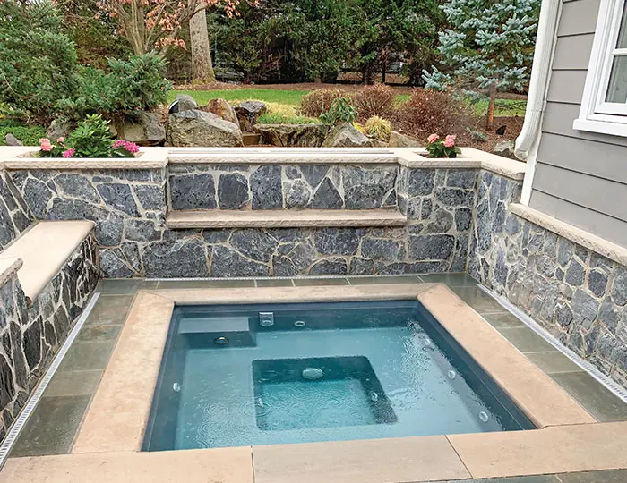 Diagram showing the fiberglass spa features of The Amalfi™