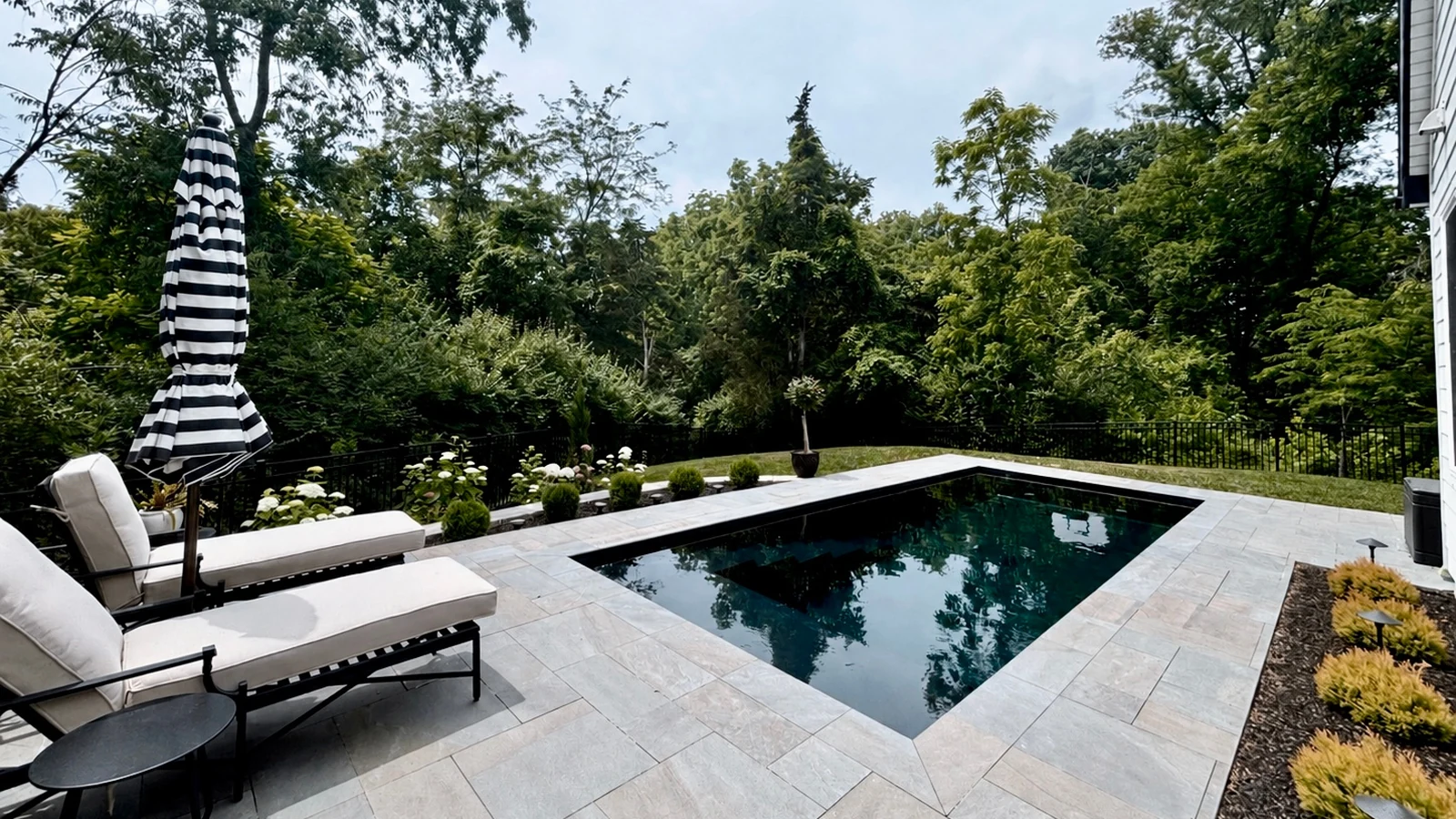 cincy-01-precision-26-ebony-blue Leisure Pools Precision 26 in Ebony Blue